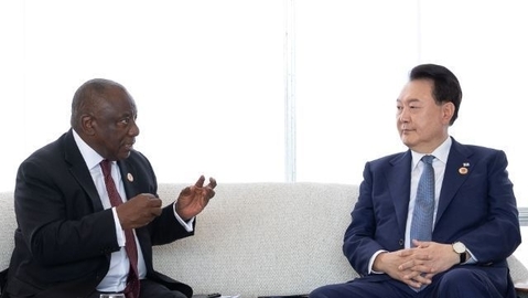 President Yoon holds a summit with South African President Ramaphosa